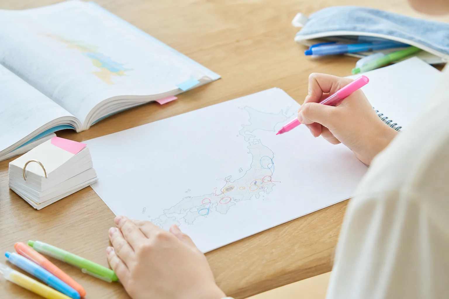 白地図に観光地を書き込み、取り違えやすい所にだけ印をつけて覚えている手元の写真